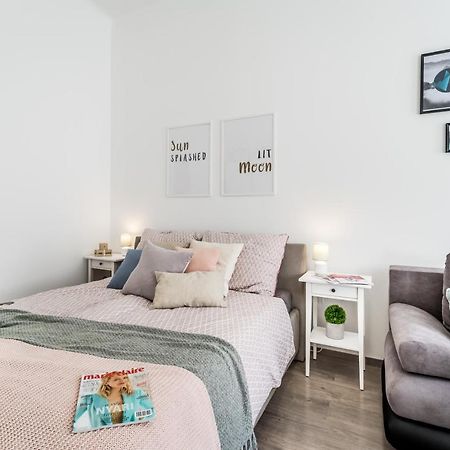 Sun-Splashed Retreat In The Heart Of A Vibrant Quarter Budapest Eksteriør billede