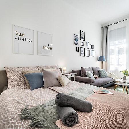 Sun-Splashed Retreat In The Heart Of A Vibrant Quarter Budapest Eksteriør billede