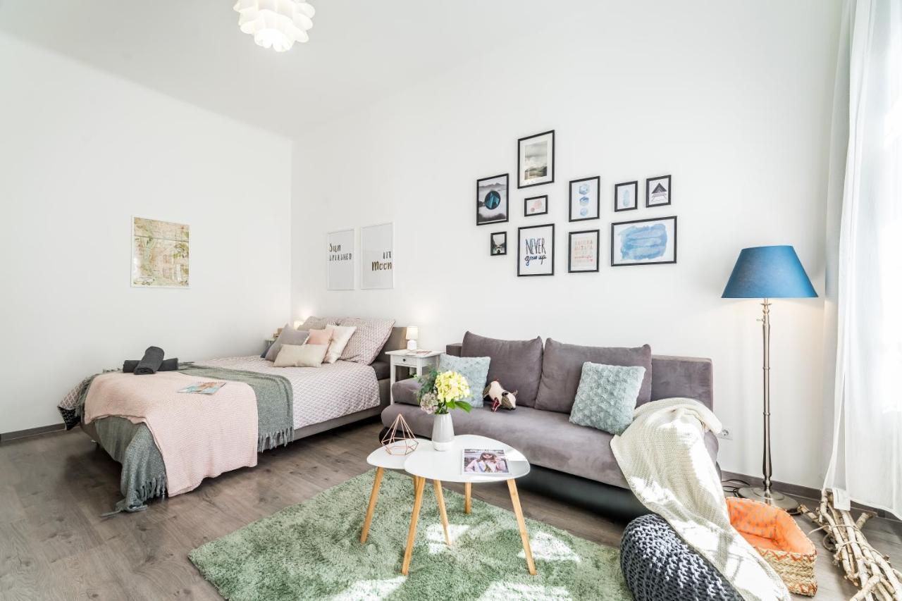 Sun-Splashed Retreat In The Heart Of A Vibrant Quarter Budapest Eksteriør billede