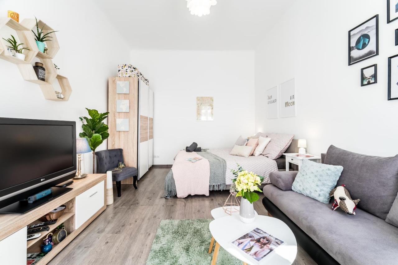 Sun-Splashed Retreat In The Heart Of A Vibrant Quarter Budapest Eksteriør billede