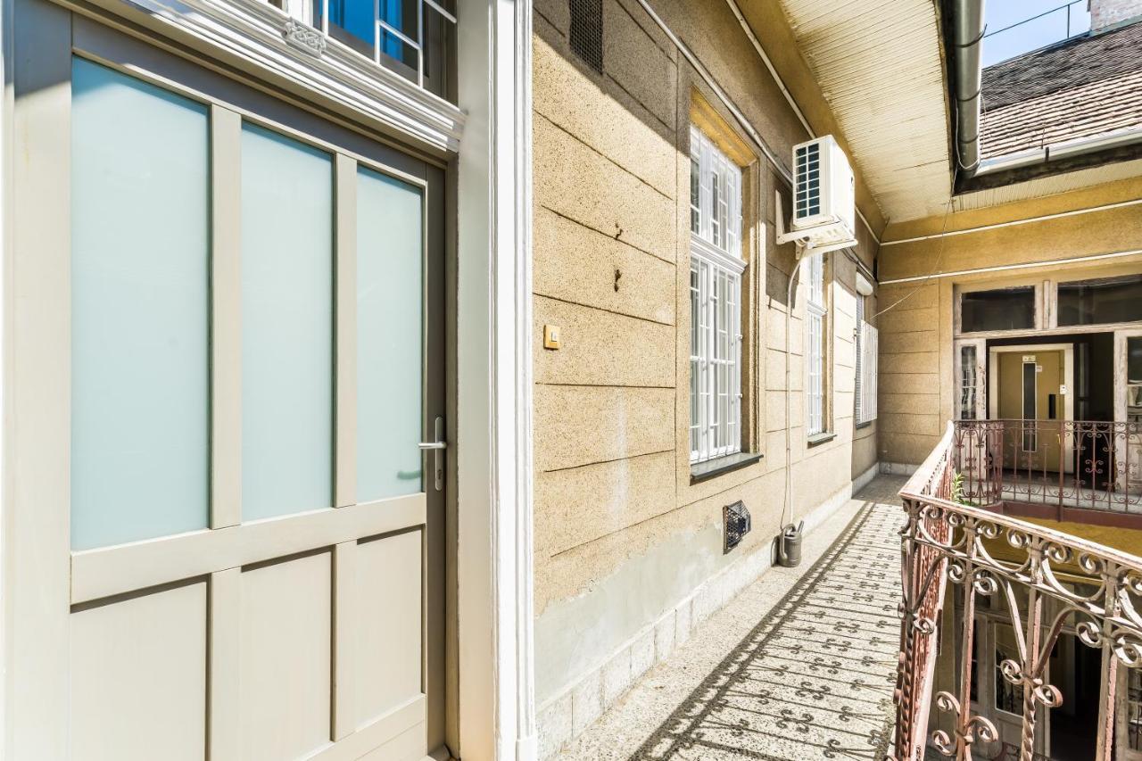 Sun-Splashed Retreat In The Heart Of A Vibrant Quarter Budapest Eksteriør billede