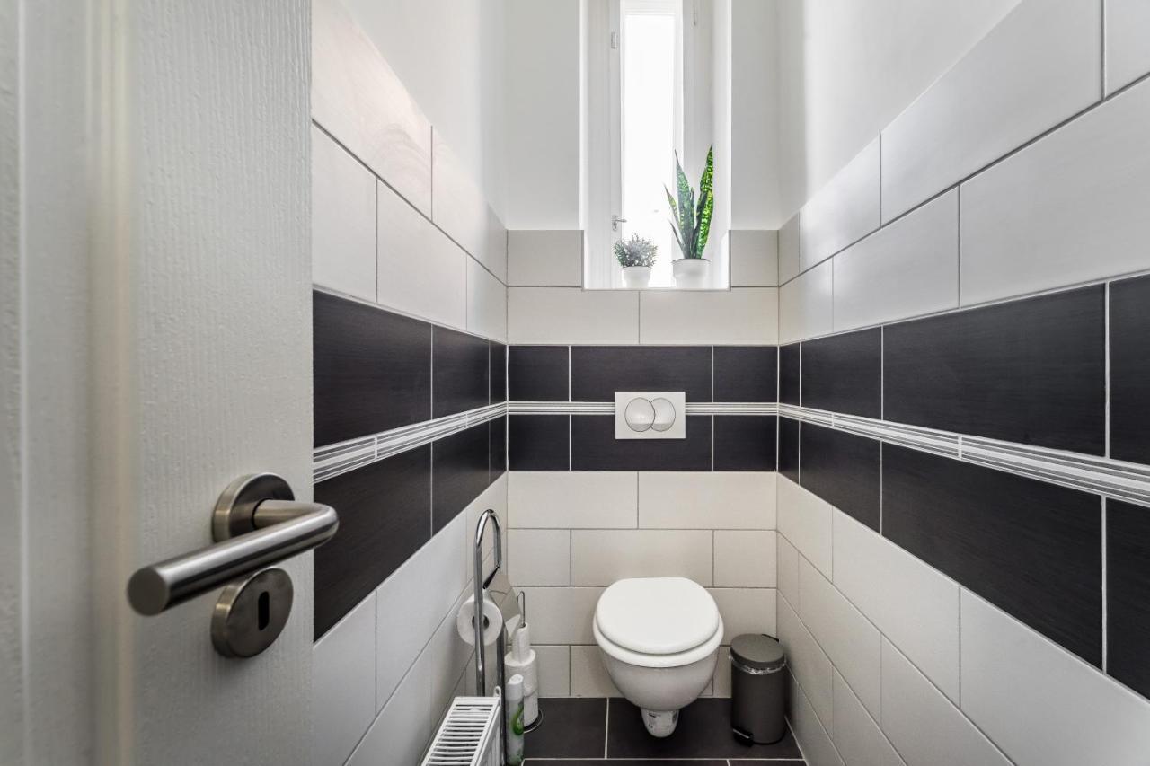 Sun-Splashed Retreat In The Heart Of A Vibrant Quarter Budapest Eksteriør billede