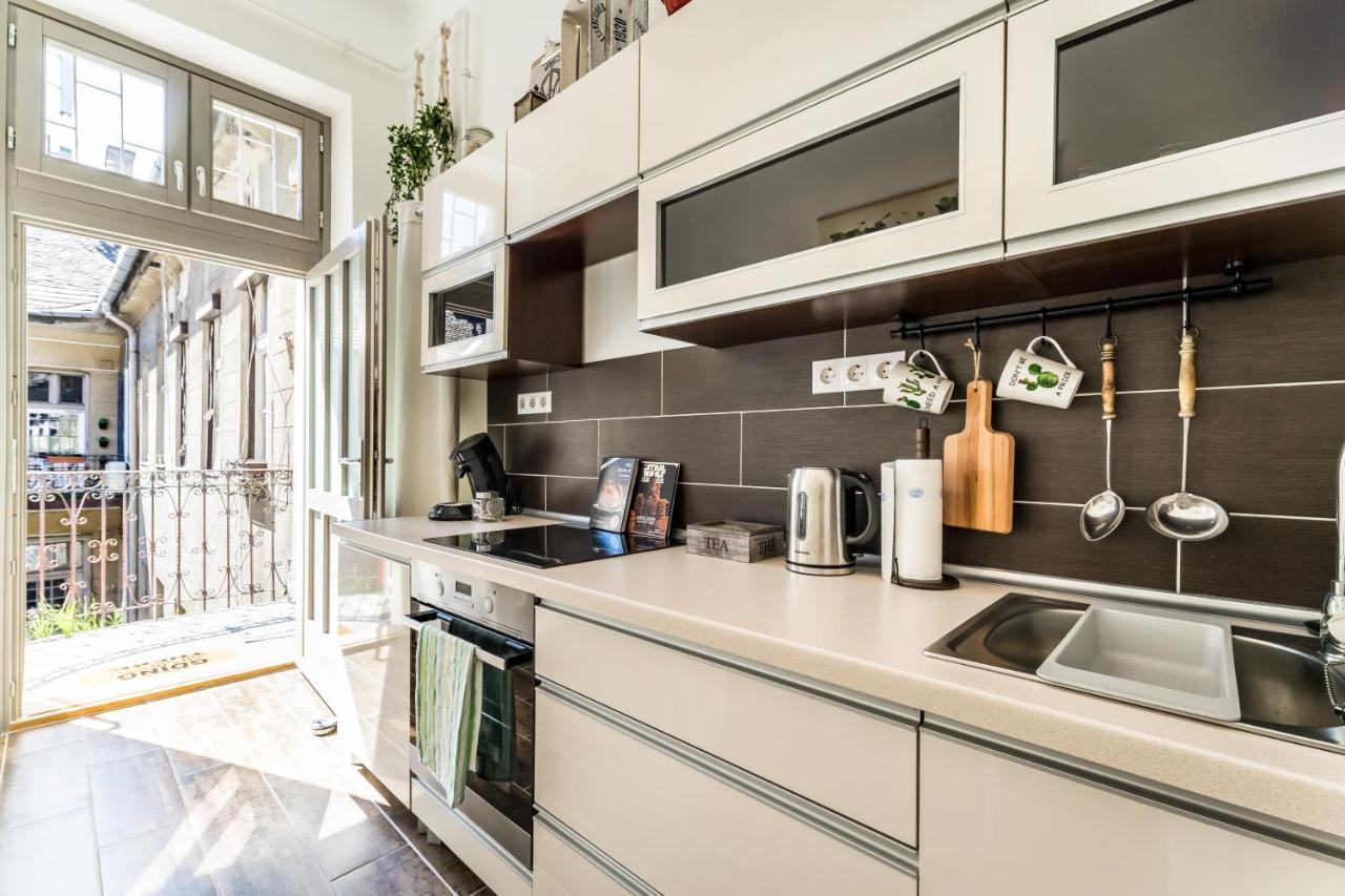 Sun-Splashed Retreat In The Heart Of A Vibrant Quarter Budapest Eksteriør billede