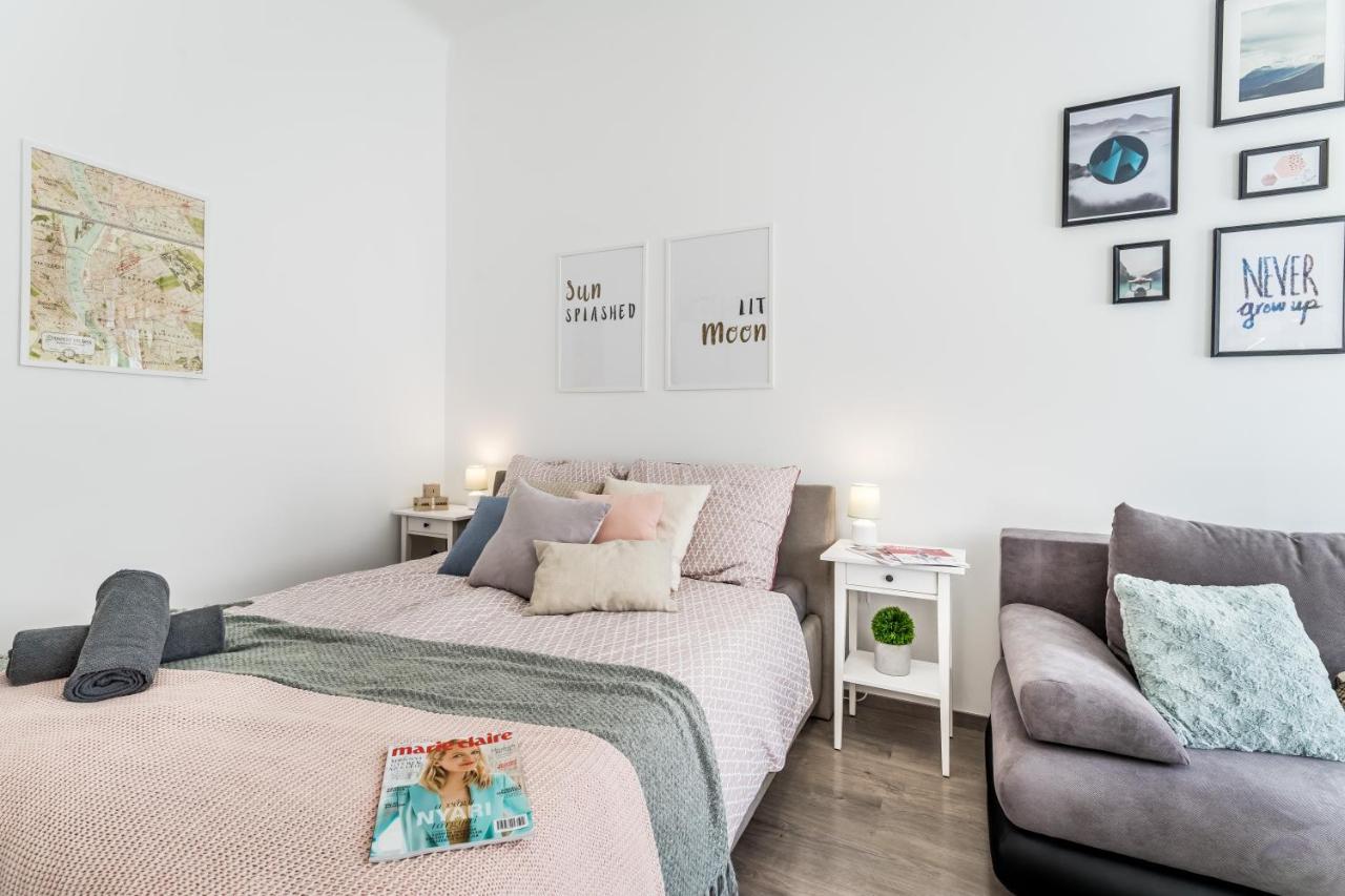 Sun-Splashed Retreat In The Heart Of A Vibrant Quarter Budapest Eksteriør billede