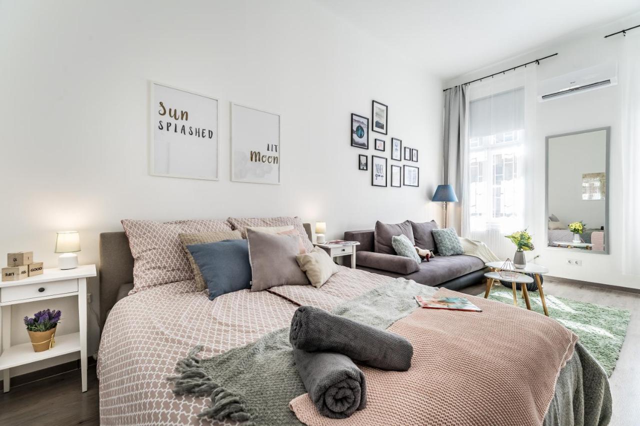 Sun-Splashed Retreat In The Heart Of A Vibrant Quarter Budapest Eksteriør billede