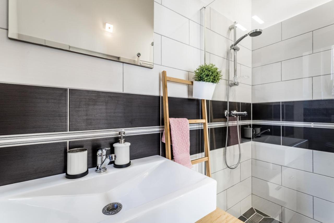 Sun-Splashed Retreat In The Heart Of A Vibrant Quarter Budapest Eksteriør billede