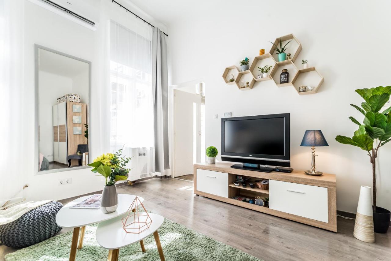 Sun-Splashed Retreat In The Heart Of A Vibrant Quarter Budapest Eksteriør billede
