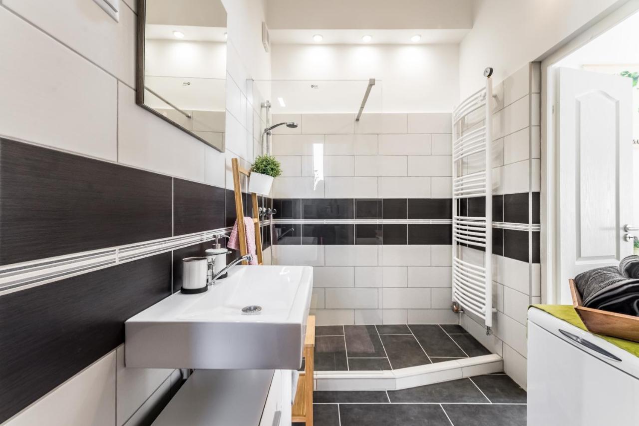 Sun-Splashed Retreat In The Heart Of A Vibrant Quarter Budapest Eksteriør billede