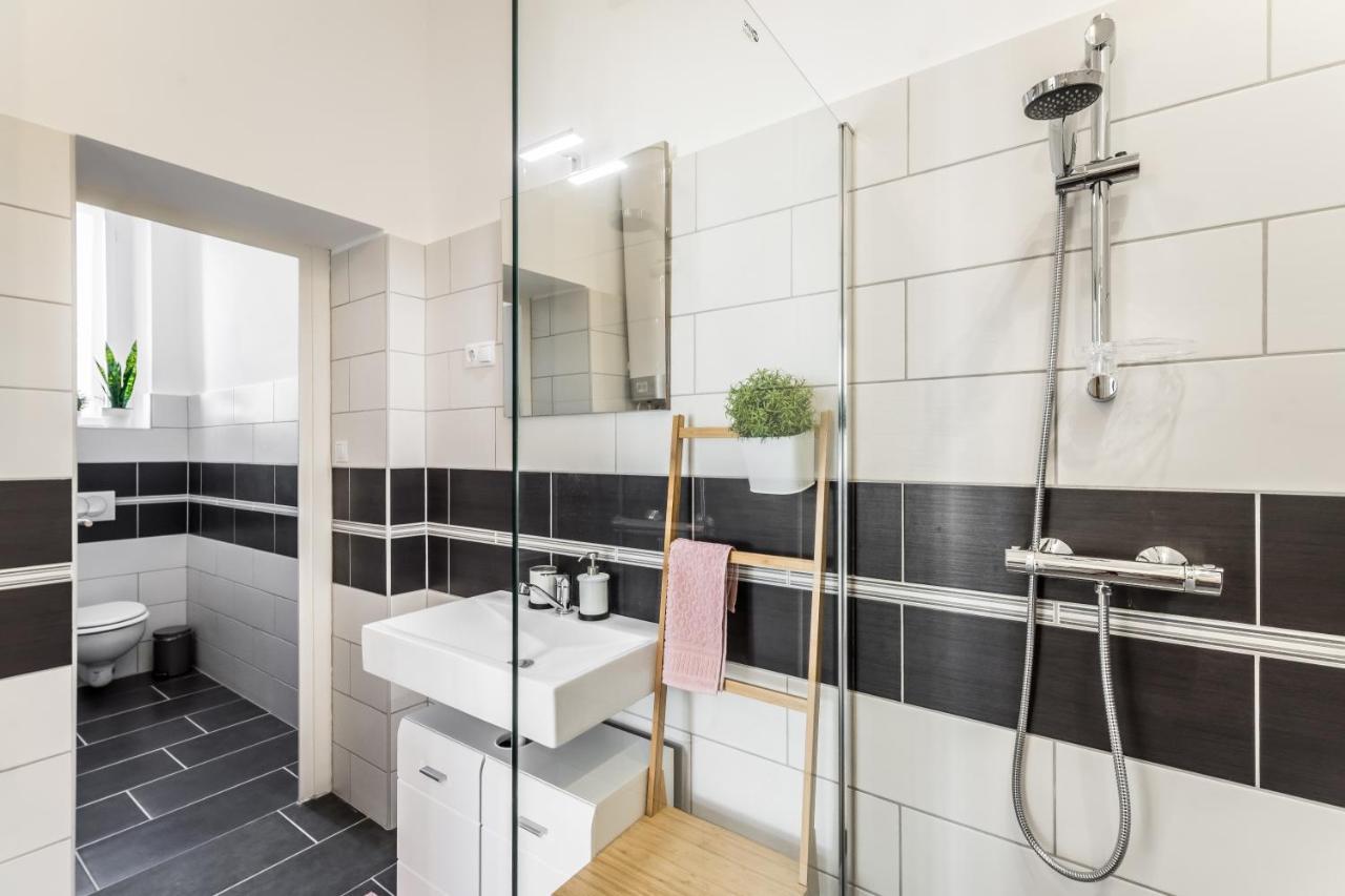 Sun-Splashed Retreat In The Heart Of A Vibrant Quarter Budapest Eksteriør billede
